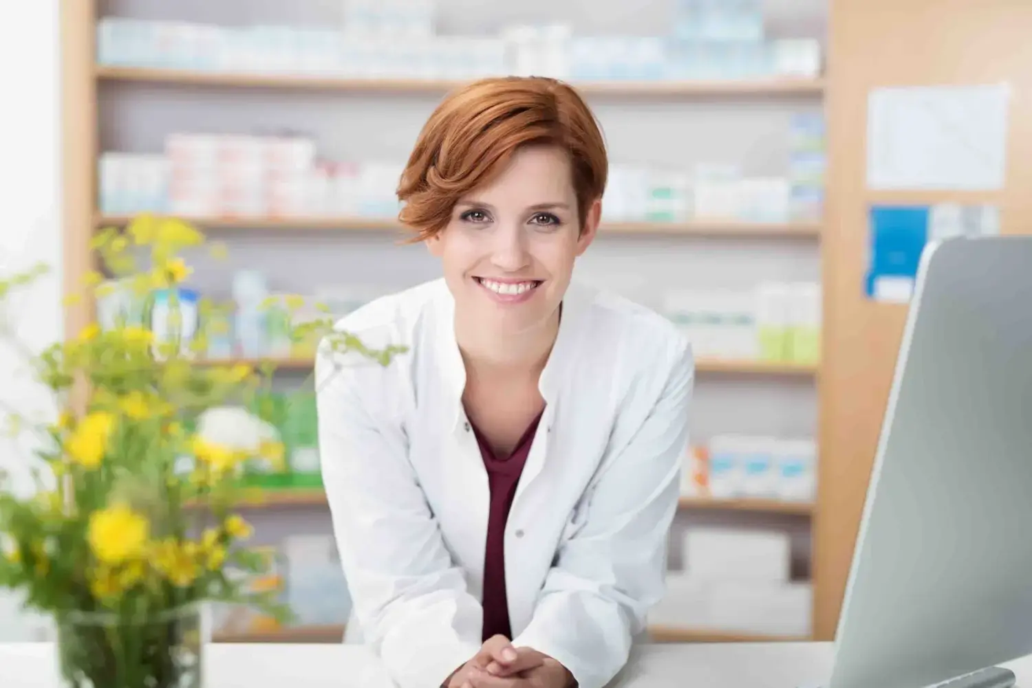kompetente apothekerin an der verkaufstheke 